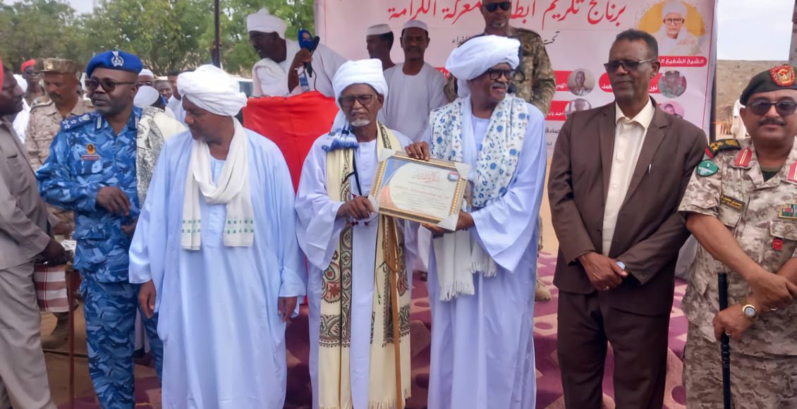 سجادة الصادقاب تكرم ضباط الجيش و تحصل على وعد ثمين من والي القضارف