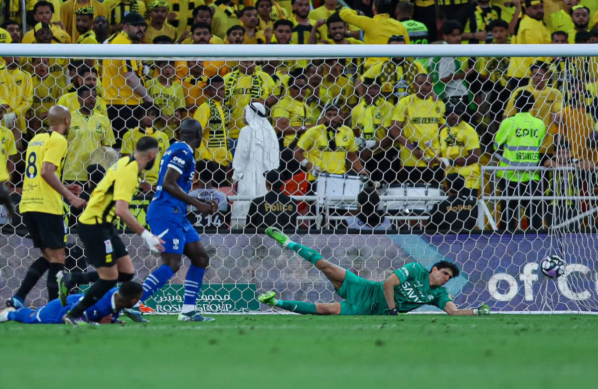 الهلال يتلقى خسارة قاسية في الجولة 21 من الدوري السعودي