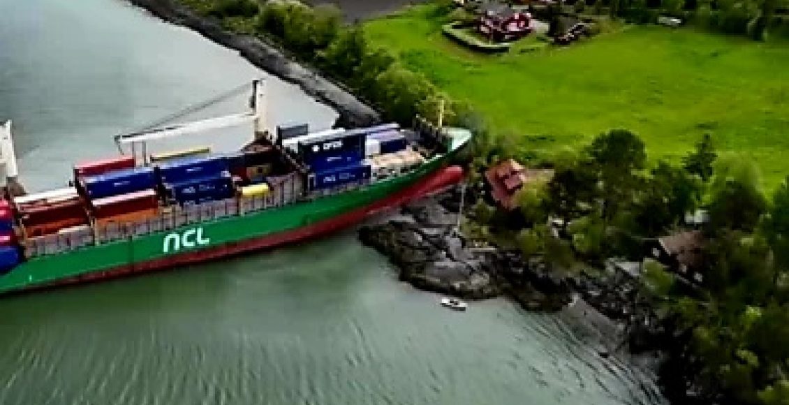 سفينة شحن جانحة تثير الرعب في النرويج